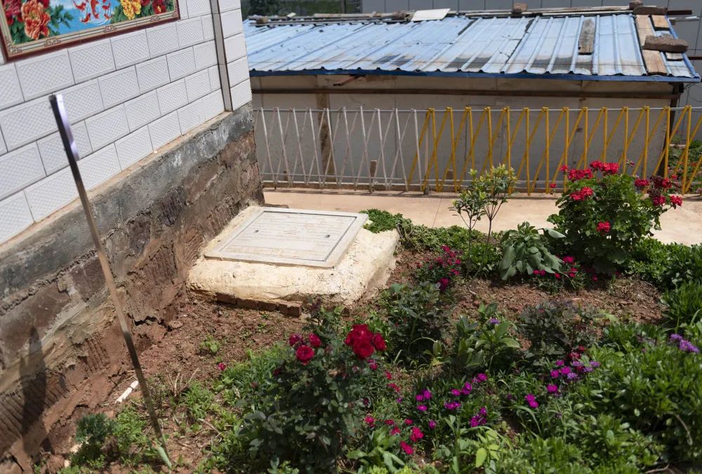 这是牟定县蟠猫乡碑厅村委会丫口村村民普连乾家的化粪池（6月27日摄）。